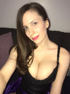 Luscious92 from Ontario,Canada